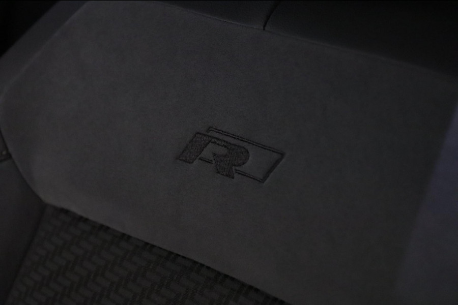 Volkswagen T-Roc 1.5 TSI Style 3X R-LINE/PANO/CARPLAY/BEATS/SFEERVBLINDSPOT/LANEASSIT/VOL Volkswagen T-Roc 1.5 TSI Style 3X R-LINE/PANO/CARPLAY/BEATS/SFEERVBLINDSPOT/LANEASSIT/VOL