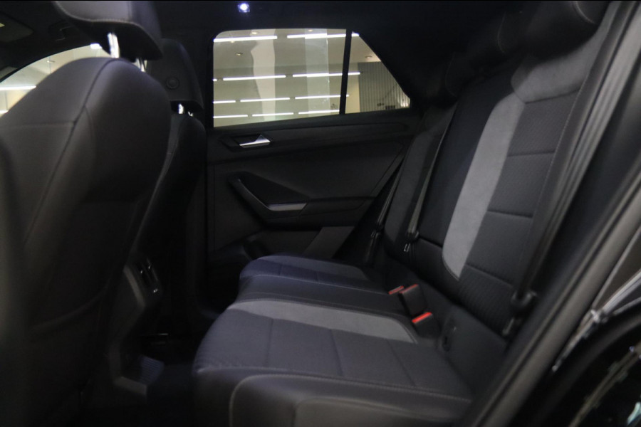 Volkswagen T-Roc 1.5 TSI Style 3X R-LINE/PANO/CARPLAY/BEATS/SFEERVBLINDSPOT/LANEASSIT/VOL Volkswagen T-Roc 1.5 TSI Style 3X R-LINE/PANO/CARPLAY/BEATS/SFEERVBLINDSPOT/LANEASSIT/VOL