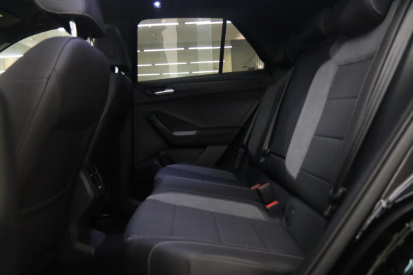 Volkswagen T-Roc 1.5 TSI Style 3X R-LINE/PANO/CARPLAY/BEATS/SFEERVBLINDSPOT/LANEASSIT/VOL Volkswagen T-Roc 1.5 TSI Style 3X R-LINE/PANO/CARPLAY/BEATS/SFEERVBLINDSPOT/LANEASSIT/VOL