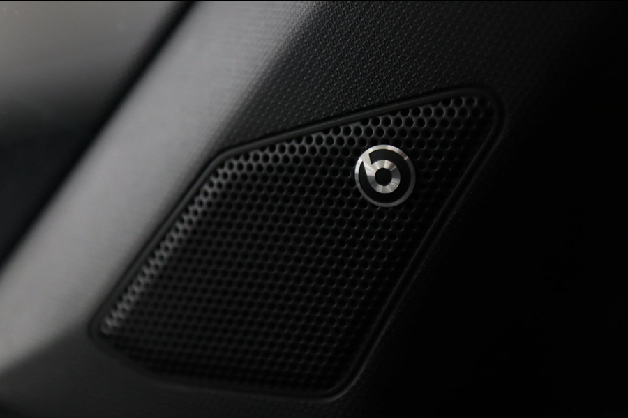 Volkswagen T-Roc 1.5 TSI Style 3X R-LINE/PANO/CARPLAY/BEATS/SFEERVBLINDSPOT/LANEASSIT/VOL Volkswagen T-Roc 1.5 TSI Style 3X R-LINE/PANO/CARPLAY/BEATS/SFEERVBLINDSPOT/LANEASSIT/VOL