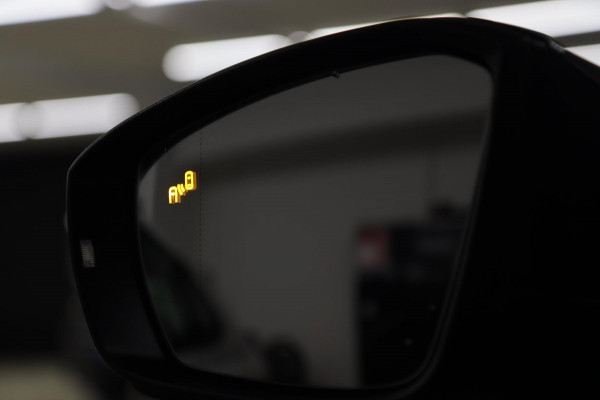 Volkswagen T-Roc 1.5 TSI Style 3X R-LINE/PANO/CARPLAY/BEATS/SFEERVBLINDSPOT/LANEASSIT/VOL Volkswagen T-Roc 1.5 TSI Style 3X R-LINE/PANO/CARPLAY/BEATS/SFEERVBLINDSPOT/LANEASSIT/VOL