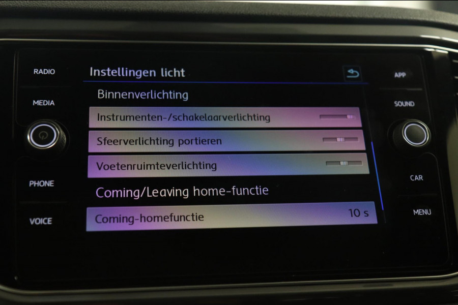 Volkswagen T-Roc 1.5 TSI Style 3X R-LINE/PANO/CARPLAY/BEATS/SFEERVBLINDSPOT/LANEASSIT/VOL Volkswagen T-Roc 1.5 TSI Style 3X R-LINE/PANO/CARPLAY/BEATS/SFEERVBLINDSPOT/LANEASSIT/VOL