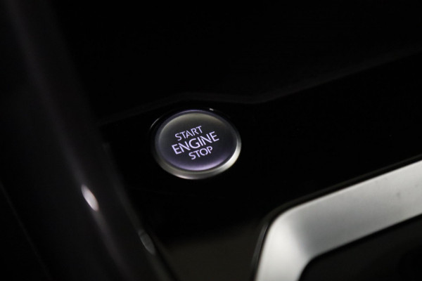 Volkswagen T-Roc 1.5 TSI Style 3X R-LINE/PANO/CARPLAY/BEATS/SFEERVBLINDSPOT/LANEASSIT/VOL Volkswagen T-Roc 1.5 TSI Style 3X R-LINE/PANO/CARPLAY/BEATS/SFEERVBLINDSPOT/LANEASSIT/VOL