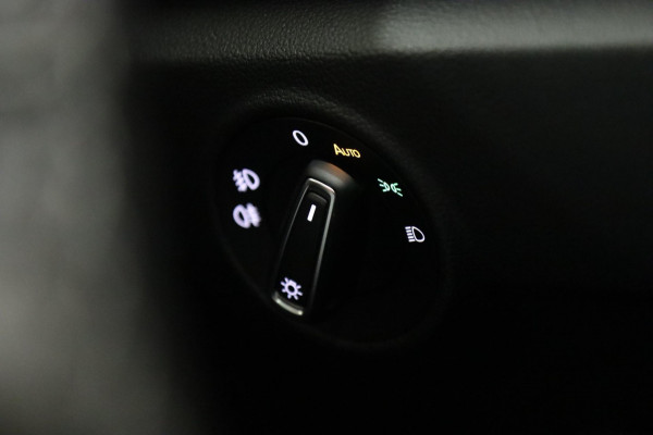 Volkswagen T-Roc 1.5 TSI Style 3X R-LINE/PANO/CARPLAY/BEATS/SFEERVBLINDSPOT/LANEASSIT/VOL Volkswagen T-Roc 1.5 TSI Style 3X R-LINE/PANO/CARPLAY/BEATS/SFEERVBLINDSPOT/LANEASSIT/VOL