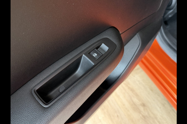 Renault Clio 1.0 TCe 90pk Automaat | Groot Navi | 360 | 17" | PDC V+A | Stoel & stuur verwarming | Keurig nette auto | 4 Nieuwe Banden. Renault Clio 1.0 TCe 90pk Automaat | Groot Navi | 360 | 17" | PDC V+A | Stoel & stuur verwarming | Keurig nette auto | 4 Nieuwe Banden.