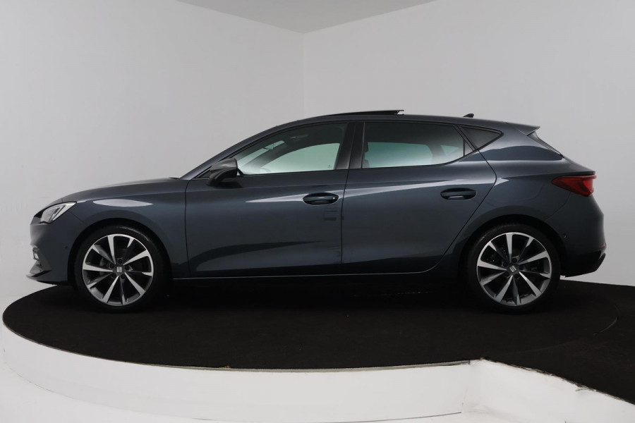 Seat Leon 1.5 eTSI FR Launch Edition (PANORAMADAK, STUUR/STOELVERWARMING, CAMERA, DIGITALE COCKPIT, CRUISE ADAPTIEF, SENSOREN)