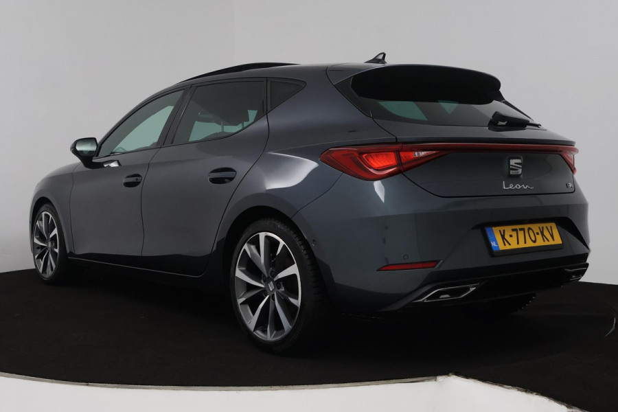 Seat Leon 1.5 eTSI FR Launch Edition (PANORAMADAK, STUUR/STOELVERWARMING, CAMERA, DIGITALE COCKPIT, CRUISE ADAPTIEF, SENSOREN)
