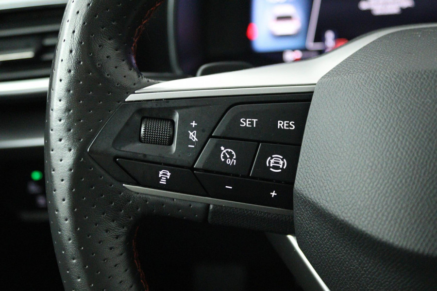 Seat Leon 1.5 eTSI FR Launch Edition (PANORAMADAK, STUUR/STOELVERWARMING, CAMERA, DIGITALE COCKPIT, CRUISE ADAPTIEF, SENSOREN)
