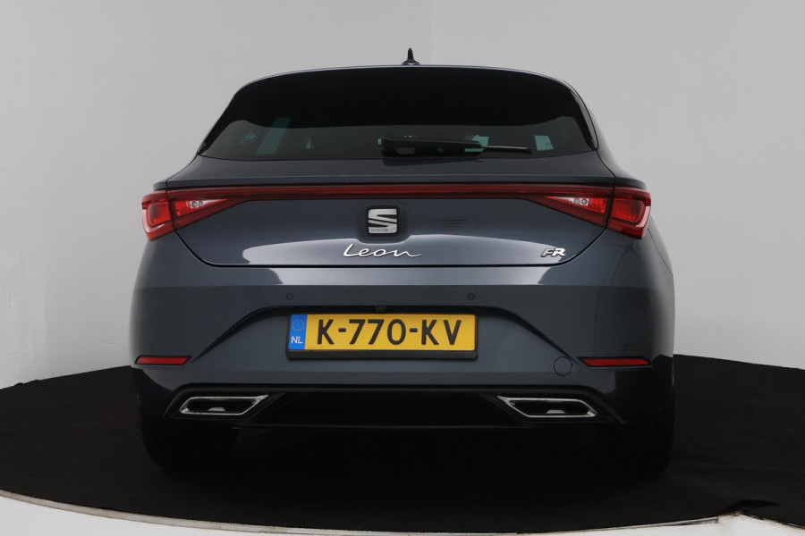 Seat Leon 1.5 eTSI FR Launch Edition (PANORAMADAK, STUUR/STOELVERWARMING, CAMERA, DIGITALE COCKPIT, CRUISE ADAPTIEF, SENSOREN)