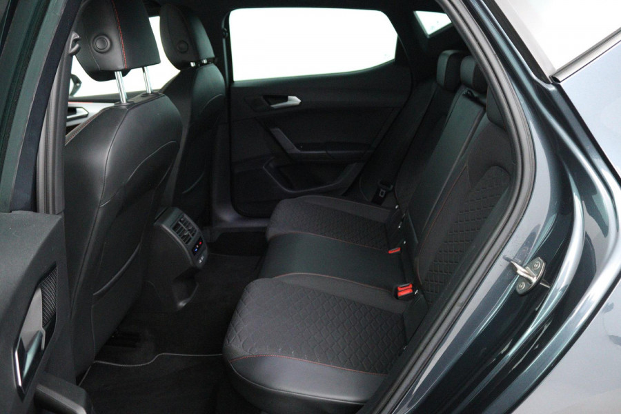 Seat Leon 1.5 eTSI FR Launch Edition (PANORAMADAK, STUUR/STOELVERWARMING, CAMERA, DIGITALE COCKPIT, CRUISE ADAPTIEF, SENSOREN)