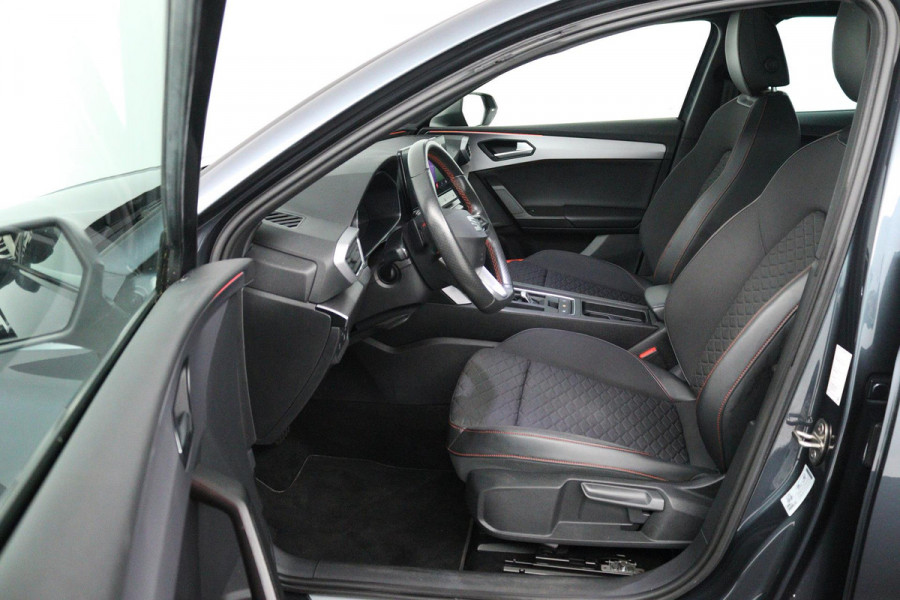Seat Leon 1.5 eTSI FR Launch Edition (PANORAMADAK, STUUR/STOELVERWARMING, CAMERA, DIGITALE COCKPIT, CRUISE ADAPTIEF, SENSOREN)