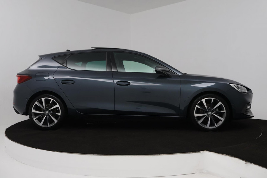 Seat Leon 1.5 eTSI FR Launch Edition (PANORAMADAK, STUUR/STOELVERWARMING, CAMERA, DIGITALE COCKPIT, CRUISE ADAPTIEF, SENSOREN)