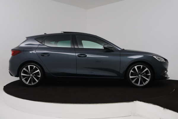 Seat Leon 1.5 eTSI FR Launch Edition (PANORAMADAK, STUUR/STOELVERWARMING, CAMERA, DIGITALE COCKPIT, CRUISE ADAPTIEF, SENSOREN)