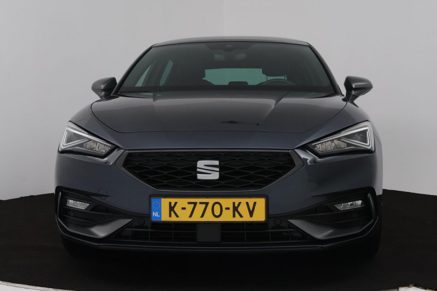 Seat Leon 1.5 eTSI FR Launch Edition (PANORAMADAK, STUUR/STOELVERWARMING, CAMERA, DIGITALE COCKPIT, CRUISE ADAPTIEF, SENSOREN)