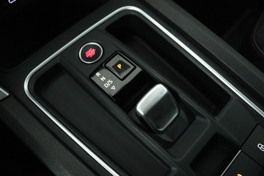 Seat Leon 1.5 eTSI FR Launch Edition (PANORAMADAK, STUUR/STOELVERWARMING, CAMERA, DIGITALE COCKPIT, CRUISE ADAPTIEF, SENSOREN)