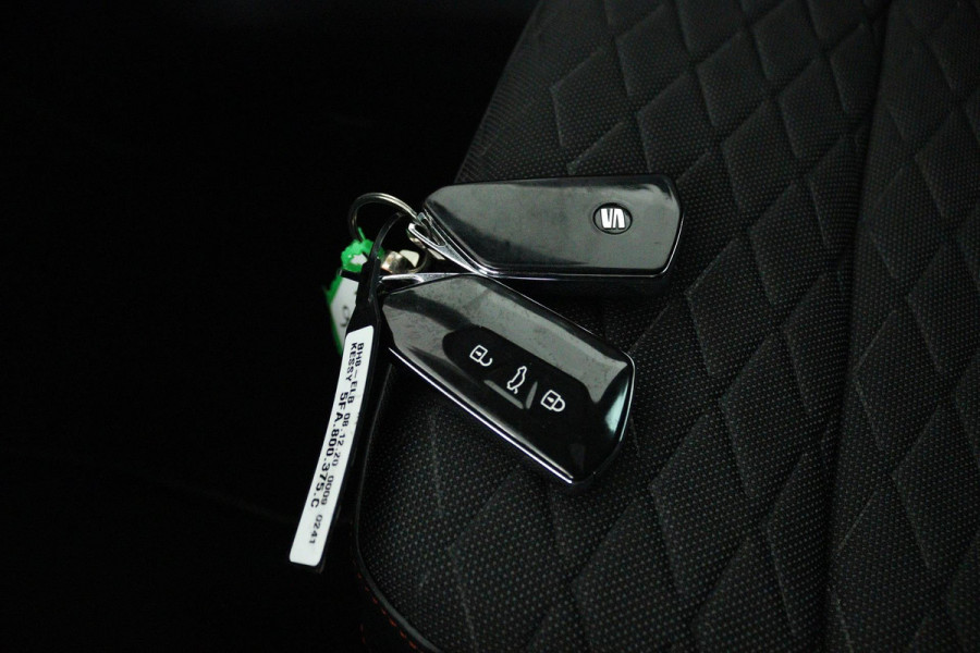 Seat Leon 1.5 eTSI FR Launch Edition (PANORAMADAK, STUUR/STOELVERWARMING, CAMERA, DIGITALE COCKPIT, CRUISE ADAPTIEF, SENSOREN)