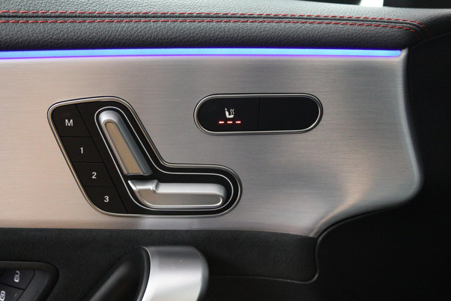 Mercedes-Benz CLA-Klasse 200 Business Solution AMG (PANORAMADAK, SFEERVERLICHTING, PARKEERSENSOREN, STOELVERWARMING) Mercedes-Benz CLA-Klasse 200 Business Solution AMG (PANORAMADAK, SFEERVERLICHTING, PARKEERSENSOREN, STOELVERWARMING)