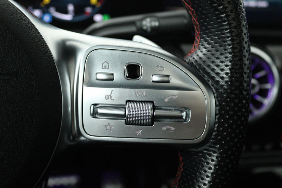 Mercedes-Benz CLA-Klasse 200 Business Solution AMG (PANORAMADAK, SFEERVERLICHTING, PARKEERSENSOREN, STOELVERWARMING) Mercedes-Benz CLA-Klasse 200 Business Solution AMG (PANORAMADAK, SFEERVERLICHTING, PARKEERSENSOREN, STOELVERWARMING)