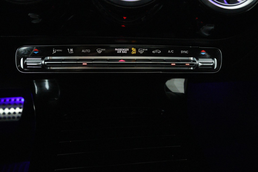 Mercedes-Benz CLA-Klasse 200 Business Solution AMG (PANORAMADAK, SFEERVERLICHTING, PARKEERSENSOREN, STOELVERWARMING) Mercedes-Benz CLA-Klasse 200 Business Solution AMG (PANORAMADAK, SFEERVERLICHTING, PARKEERSENSOREN, STOELVERWARMING)