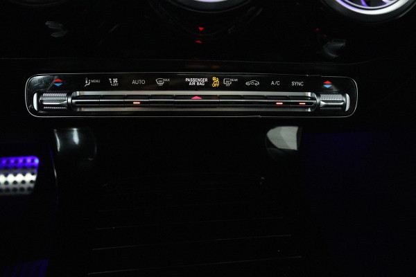 Mercedes-Benz CLA-Klasse 200 Business Solution AMG (PANORAMADAK, SFEERVERLICHTING, PARKEERSENSOREN, STOELVERWARMING) Mercedes-Benz CLA-Klasse 200 Business Solution AMG (PANORAMADAK, SFEERVERLICHTING, PARKEERSENSOREN, STOELVERWARMING)