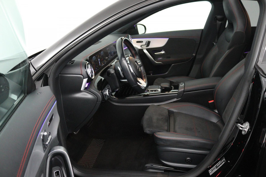 Mercedes-Benz CLA-Klasse 200 Business Solution AMG (PANORAMADAK, SFEERVERLICHTING, PARKEERSENSOREN, STOELVERWARMING) Mercedes-Benz CLA-Klasse 200 Business Solution AMG (PANORAMADAK, SFEERVERLICHTING, PARKEERSENSOREN, STOELVERWARMING)