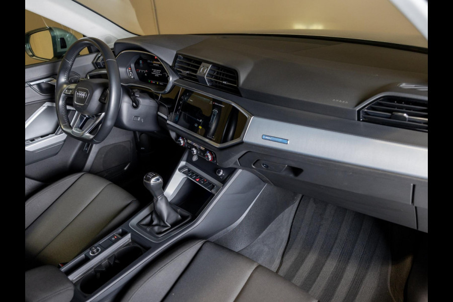 Audi Q3 35 TFSI Pro Line business / 150pk / Trekhaak / Stoelverwarming / Sfeerverlichting / Audi Q3 35 TFSI Pro Line business / 150pk / Trekhaak / Stoelverwarming / Sfeerverlichting /