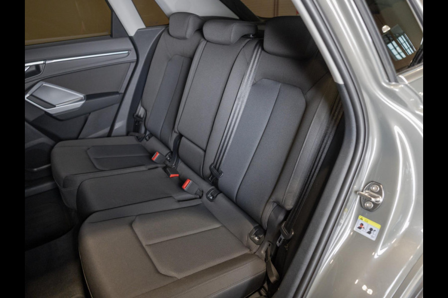 Audi Q3 35 TFSI Pro Line business / 150pk / Trekhaak / Stoelverwarming / Sfeerverlichting / Audi Q3 35 TFSI Pro Line business / 150pk / Trekhaak / Stoelverwarming / Sfeerverlichting /