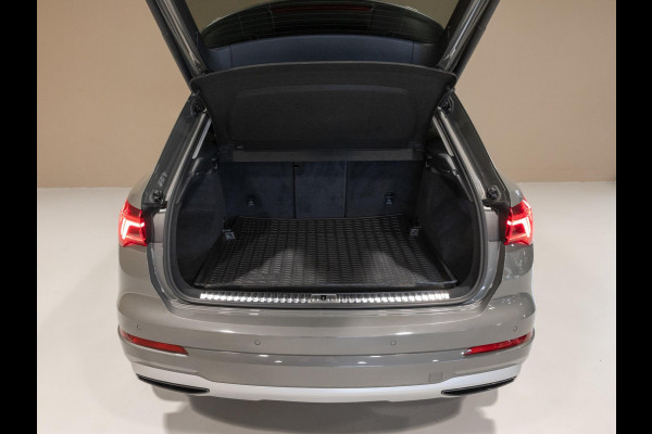 Audi Q3 35 TFSI Pro Line business / 150pk / Trekhaak / Stoelverwarming / Sfeerverlichting / Audi Q3 35 TFSI Pro Line business / 150pk / Trekhaak / Stoelverwarming / Sfeerverlichting /