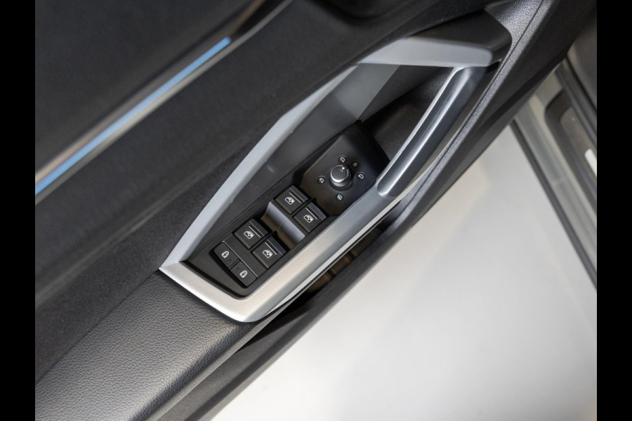 Audi Q3 35 TFSI Pro Line business / 150pk / Trekhaak / Stoelverwarming / Sfeerverlichting / Audi Q3 35 TFSI Pro Line business / 150pk / Trekhaak / Stoelverwarming / Sfeerverlichting /
