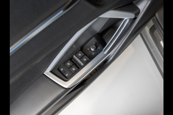 Audi Q3 35 TFSI Pro Line business / 150pk / Trekhaak / Stoelverwarming / Sfeerverlichting / Audi Q3 35 TFSI Pro Line business / 150pk / Trekhaak / Stoelverwarming / Sfeerverlichting /