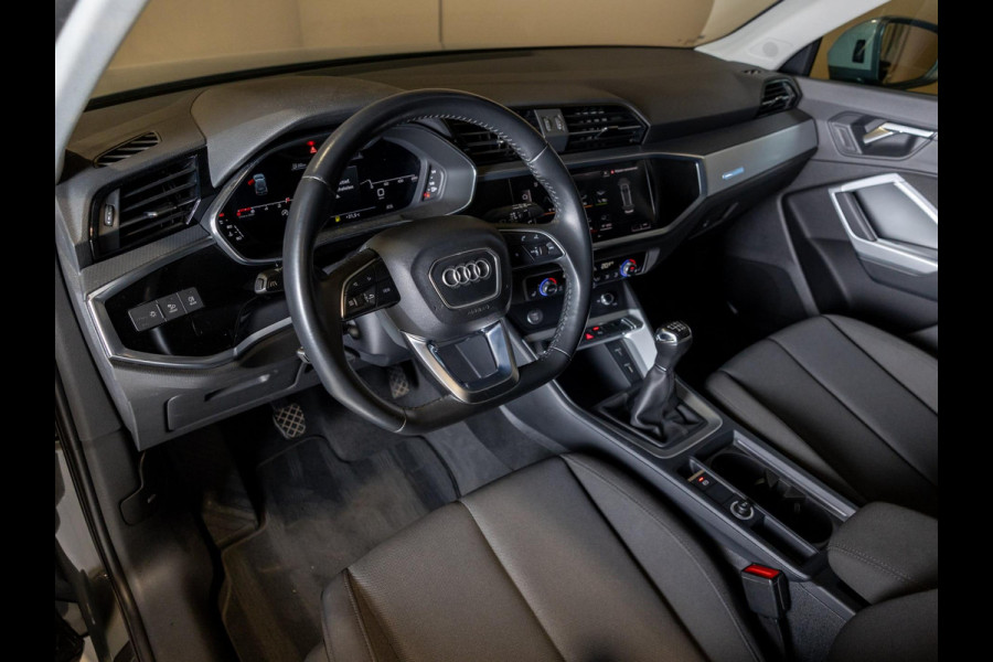 Audi Q3 35 TFSI Pro Line business / 150pk / Trekhaak / Stoelverwarming / Sfeerverlichting / Audi Q3 35 TFSI Pro Line business / 150pk / Trekhaak / Stoelverwarming / Sfeerverlichting /