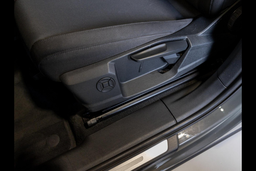 Audi Q3 35 TFSI Pro Line business / 150pk / Trekhaak / Stoelverwarming / Sfeerverlichting / Audi Q3 35 TFSI Pro Line business / 150pk / Trekhaak / Stoelverwarming / Sfeerverlichting /