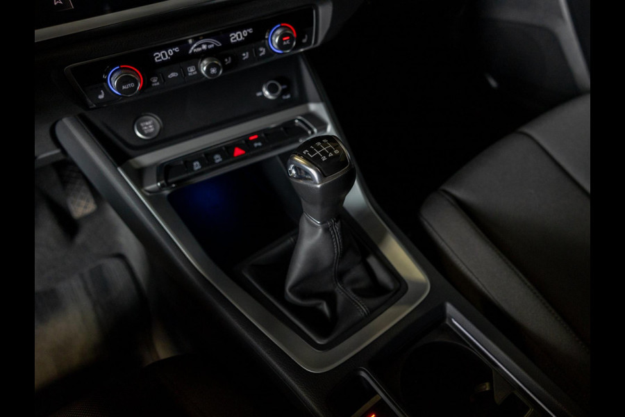 Audi Q3 35 TFSI Pro Line business / 150pk / Trekhaak / Stoelverwarming / Sfeerverlichting / Audi Q3 35 TFSI Pro Line business / 150pk / Trekhaak / Stoelverwarming / Sfeerverlichting /