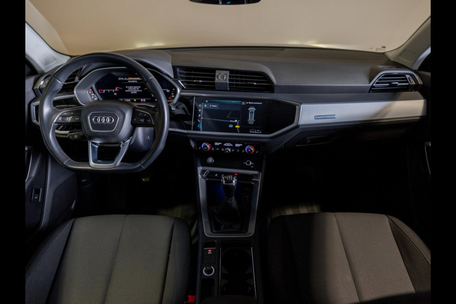 Audi Q3 35 TFSI Pro Line business / 150pk / Trekhaak / Stoelverwarming / Sfeerverlichting / Audi Q3 35 TFSI Pro Line business / 150pk / Trekhaak / Stoelverwarming / Sfeerverlichting /
