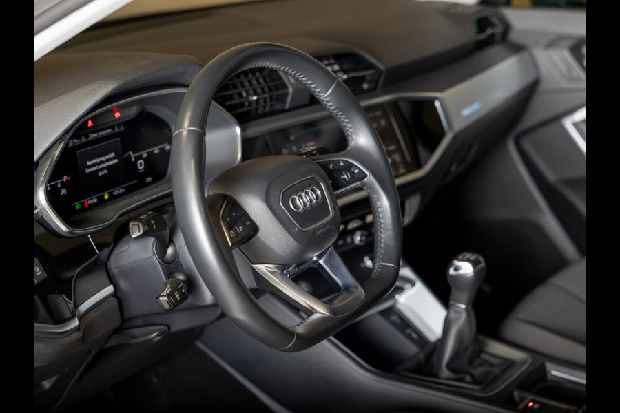 Audi Q3 35 TFSI Pro Line business / 150pk / Trekhaak / Stoelverwarming / Sfeerverlichting / Audi Q3 35 TFSI Pro Line business / 150pk / Trekhaak / Stoelverwarming / Sfeerverlichting /