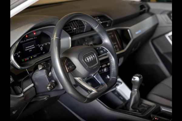 Audi Q3 35 TFSI Pro Line business / 150pk / Trekhaak / Stoelverwarming / Sfeerverlichting / Audi Q3 35 TFSI Pro Line business / 150pk / Trekhaak / Stoelverwarming / Sfeerverlichting /