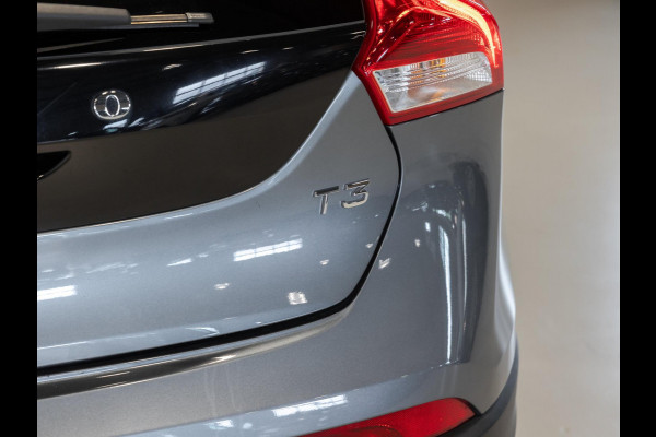 Volvo V40 Cross Country 1.5 T3 Polar+ Luxury / 152pk / Panorama dak / Leder / Achteruitrij camera / Volvo V40 Cross Country 1.5 T3 Polar+ Luxury / 152pk / Panorama dak / Leder / Achteruitrij camera /