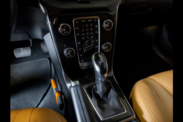 Volvo V40 Cross Country 1.5 T3 Polar+ Luxury / 152pk / Panorama dak / Leder / Achteruitrij camera / Volvo V40 Cross Country 1.5 T3 Polar+ Luxury / 152pk / Panorama dak / Leder / Achteruitrij camera /