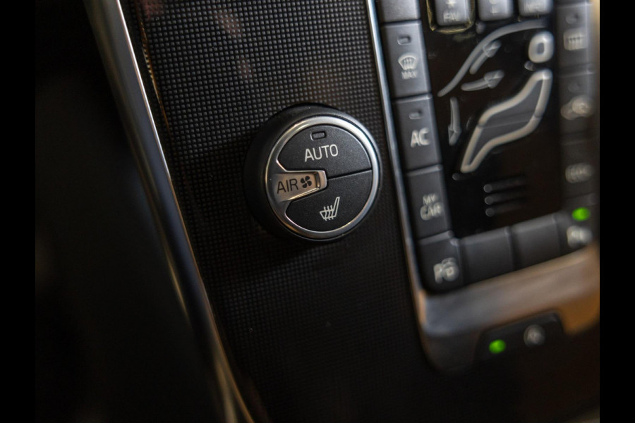 Volvo V40 Cross Country 1.5 T3 Polar+ Luxury / 152pk / Panorama dak / Leder / Achteruitrij camera / Volvo V40 Cross Country 1.5 T3 Polar+ Luxury / 152pk / Panorama dak / Leder / Achteruitrij camera /