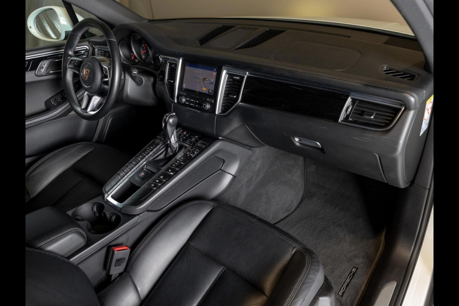 Porsche Macan 3.0 S / 340pk / Panorama dak / Trekhaak / Stoelverwarming /