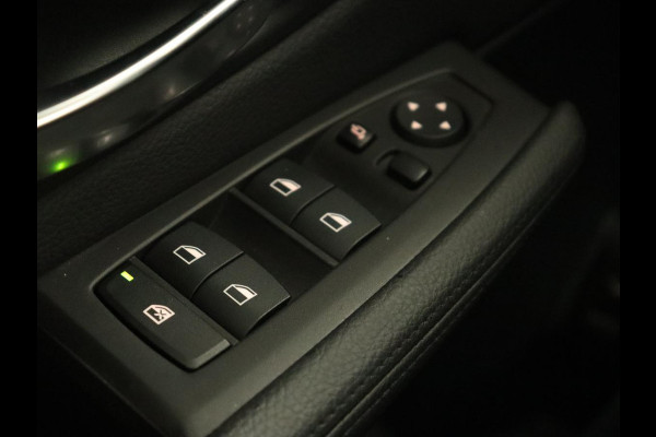 BMW 2 Serie Active Tourer 218i Corporate Lease High Executive | Leder | Cruise Control | Stoelverwarming | Head-up | Elektrische achterklep | Xenon BMW 2 Serie Active Tourer 218i Corporate Lease High Executive | Leder | Cruise Control | Stoelverwarming | Head-up | Elektrische achterklep | Xenon