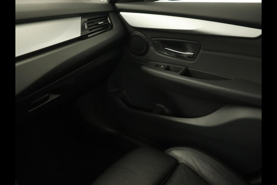 BMW 2 Serie Active Tourer 218i Corporate Lease High Executive | Leder | Cruise Control | Stoelverwarming | Head-up | Elektrische achterklep | Xenon BMW 2 Serie Active Tourer 218i Corporate Lease High Executive | Leder | Cruise Control | Stoelverwarming | Head-up | Elektrische achterklep | Xenon