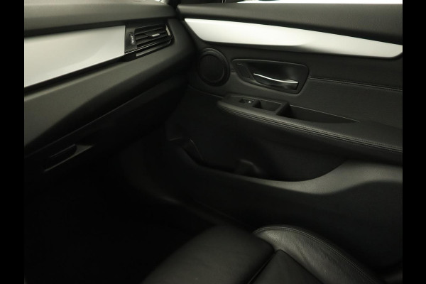 BMW 2 Serie Active Tourer 218i Corporate Lease High Executive | Leder | Cruise Control | Stoelverwarming | Head-up | Elektrische achterklep | Xenon BMW 2 Serie Active Tourer 218i Corporate Lease High Executive | Leder | Cruise Control | Stoelverwarming | Head-up | Elektrische achterklep | Xenon