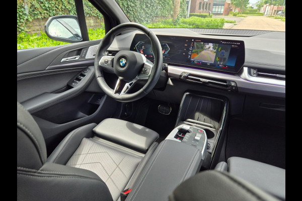 BMW 2 Serie Active Tourer M Sport CarPlay Trekhaak ACC Line Assist CarPlay Cam H&K Sparkling copper grey Fabriek garantie 26 BMW 2 Serie Active Tourer M Sport CarPlay Trekhaak ACC Line Assist CarPlay Cam H&K Sparkling copper grey Fabriek garantie 26
