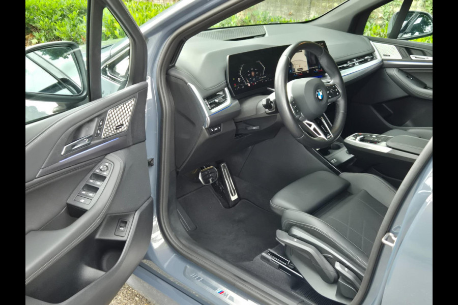 BMW 2 Serie Active Tourer M Sport CarPlay Trekhaak ACC Line Assist CarPlay Cam H&K Sparkling copper grey Fabriek garantie 26 BMW 2 Serie Active Tourer M Sport CarPlay Trekhaak ACC Line Assist CarPlay Cam H&K Sparkling copper grey Fabriek garantie 26