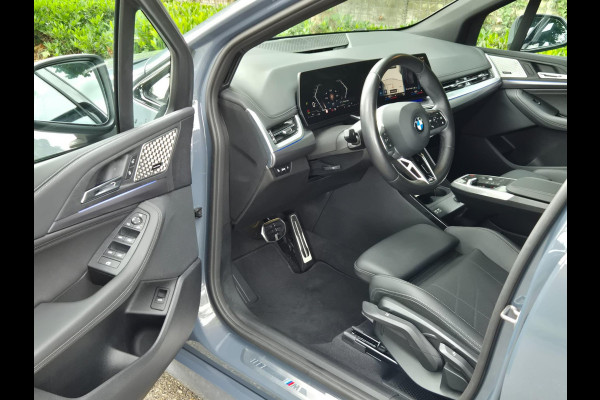 BMW 2 Serie Active Tourer M Sport CarPlay Trekhaak ACC Line Assist CarPlay Cam H&K Sparkling copper grey Fabriek garantie 26 BMW 2 Serie Active Tourer M Sport CarPlay Trekhaak ACC Line Assist CarPlay Cam H&K Sparkling copper grey Fabriek garantie 26
