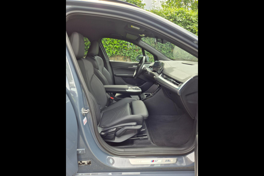 BMW 2 Serie Active Tourer M Sport CarPlay Trekhaak ACC Line Assist CarPlay Cam H&K Sparkling copper grey Fabriek garantie 26 BMW 2 Serie Active Tourer M Sport CarPlay Trekhaak ACC Line Assist CarPlay Cam H&K Sparkling copper grey Fabriek garantie 26