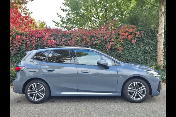BMW 2 Serie Active Tourer M Sport CarPlay Trekhaak ACC Line Assist CarPlay Cam H&K Sparkling copper grey Fabriek garantie 26 BMW 2 Serie Active Tourer M Sport CarPlay Trekhaak ACC Line Assist CarPlay Cam H&K Sparkling copper grey Fabriek garantie 26