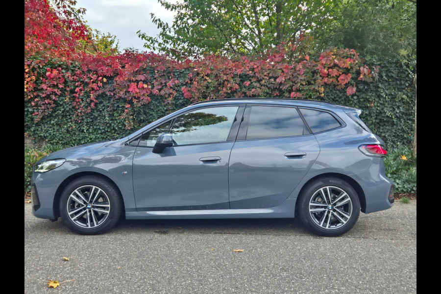 BMW 2 Serie Active Tourer M Sport CarPlay Trekhaak ACC Line Assist CarPlay Cam H&K Sparkling copper grey Fabriek garantie 26 BMW 2 Serie Active Tourer M Sport CarPlay Trekhaak ACC Line Assist CarPlay Cam H&K Sparkling copper grey Fabriek garantie 26