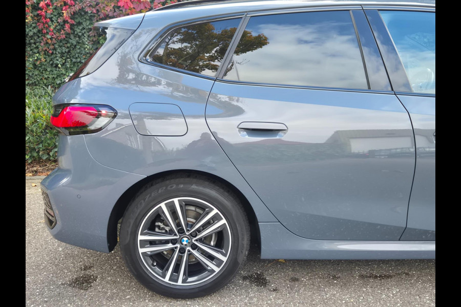 BMW 2 Serie Active Tourer M Sport CarPlay Trekhaak ACC Line Assist CarPlay Cam H&K Sparkling copper grey Fabriek garantie 26 BMW 2 Serie Active Tourer M Sport CarPlay Trekhaak ACC Line Assist CarPlay Cam H&K Sparkling copper grey Fabriek garantie 26